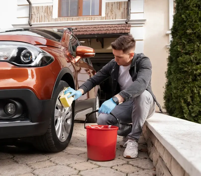 Lavage auto à domicile Beynac : professionnel intervenant sur un véhicule